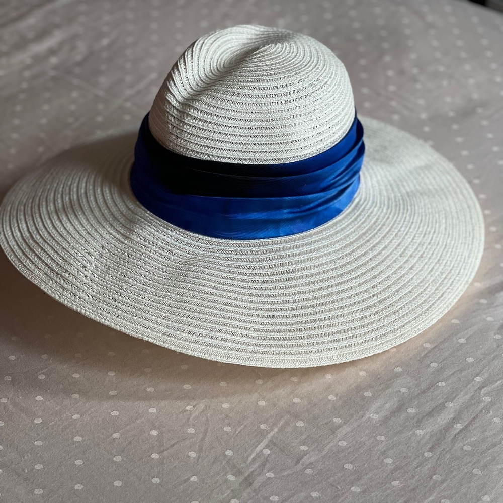 LIKE NEW Eugenia Kim Sun Hat